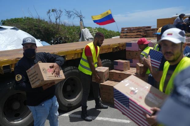 De Neuquén a Caracas con una urna bajo el brazo: la cruzada silenciosa de un voluntario de Cruz Roja
