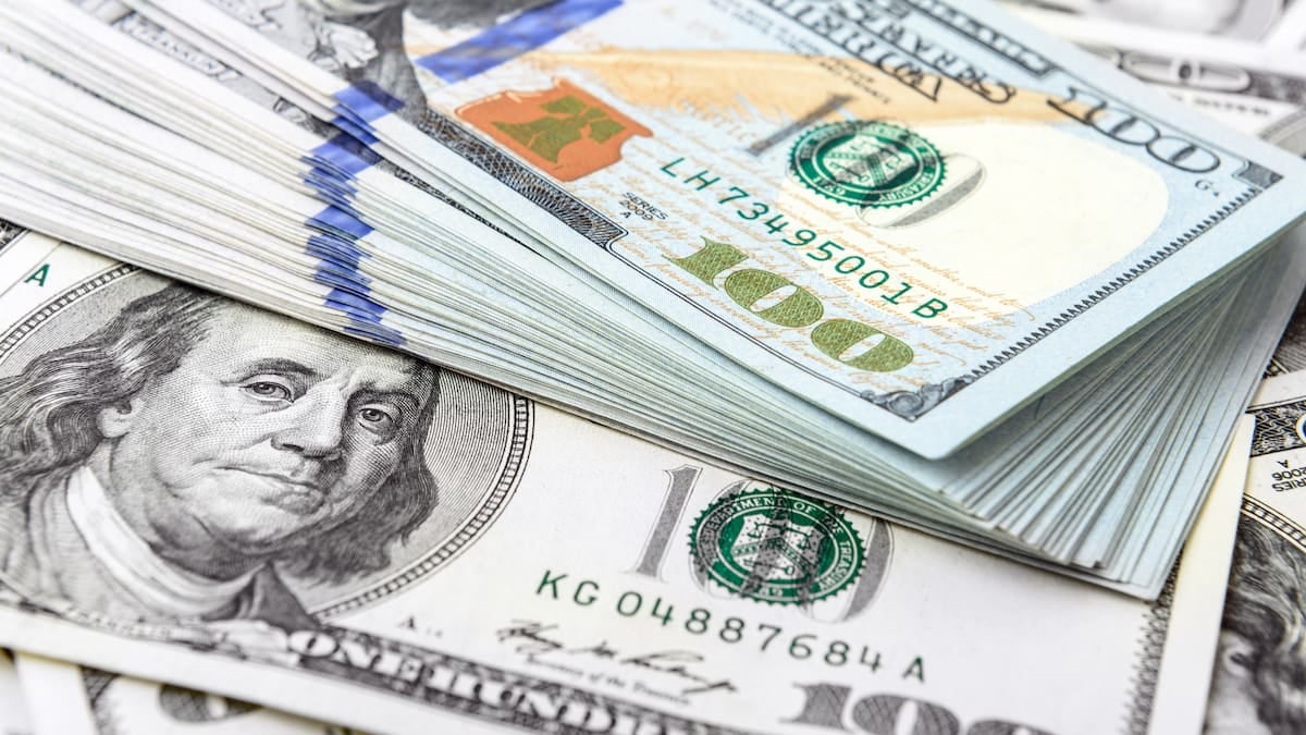 El dólar minorista cerró en 1.530 pesos y el blue se mantuvo en 1.545, con una brecha cercana al uno por ciento