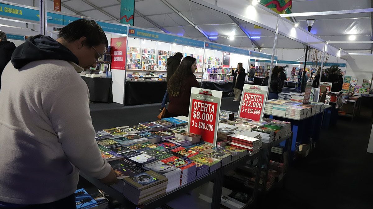 La Feria del Libro de Neuquén se acomoda entre el bosque y las butacas con una jornada para escribir y mirar cine