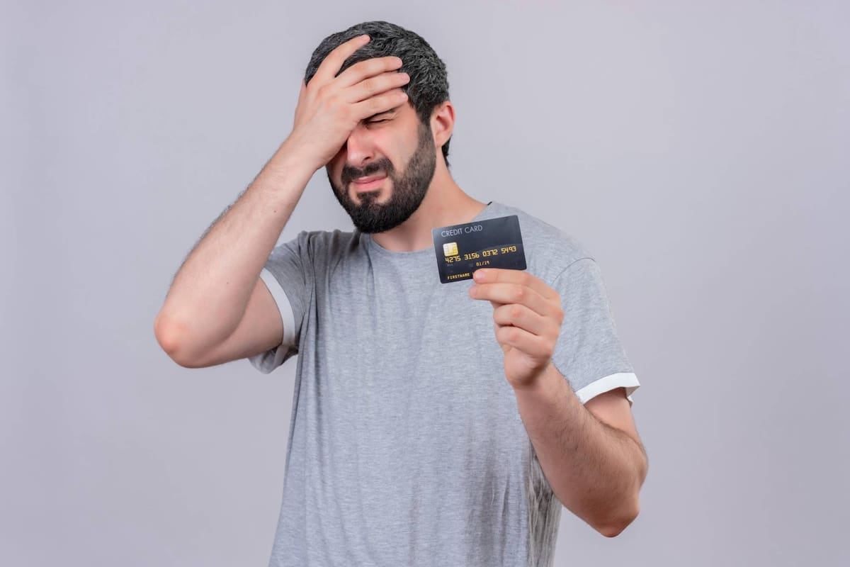 Pagar solo el mínimo de la tarjeta: cuánto cuesta y por qué la deuda no se cancela