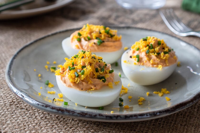 La técnica del colador fino que cambia la textura de los huevos rellenos sin alterar su receta clásica