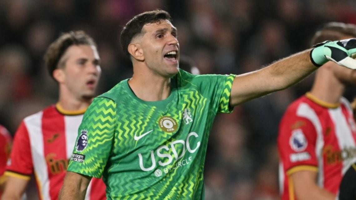 Chelsea se desangra: cayó 3-0 en Brentford y Martínez sigue sin conocer la victoria bajo los tres palos