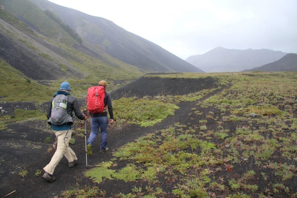 Caminar por las tripas del Malacara, el volcán mendocino que se abre en colores