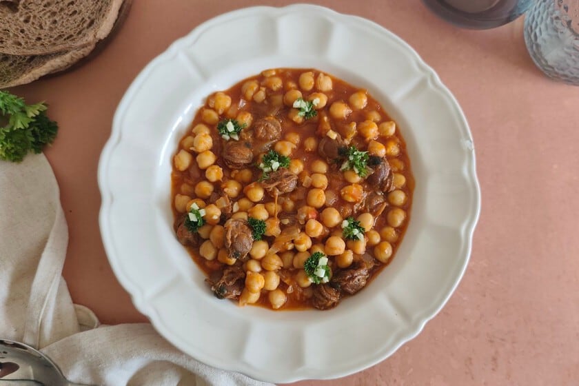 Garbanzos con zamburiñas: el guiso exprés que rescata una lata del placard y resuelve una cena sin esfuerzo
