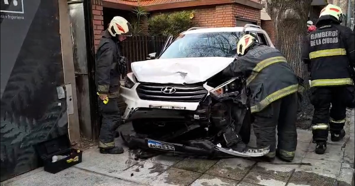 Un conductor de 33 años perdió el control en Palermo y terminó arriba de la vereda