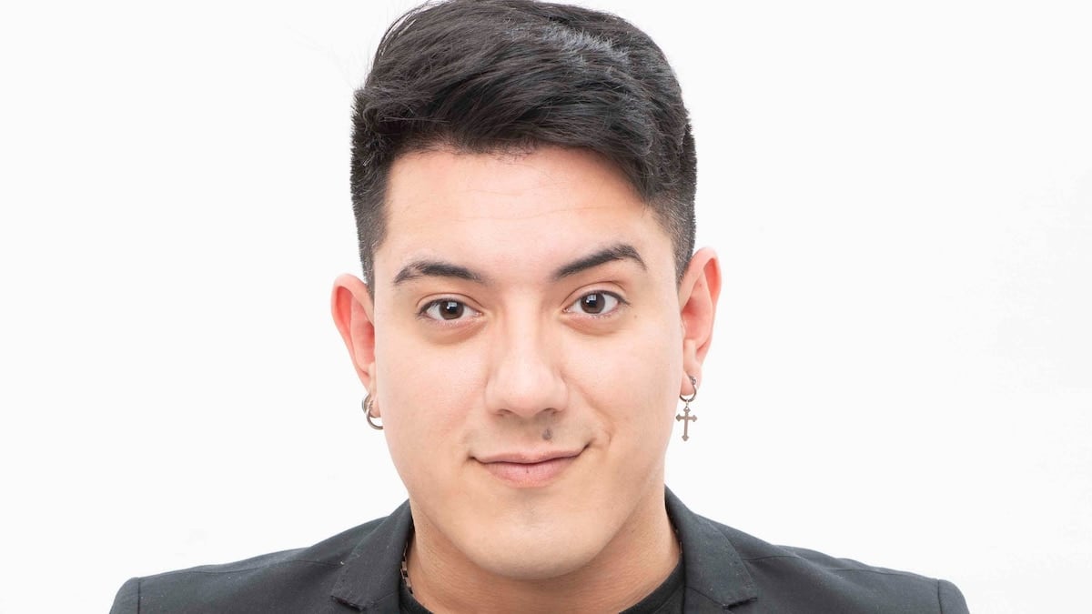 Iván Ramírez se saca las pelucas y se anima a cantar con voz propia en la pantalla de Guido Kaczka