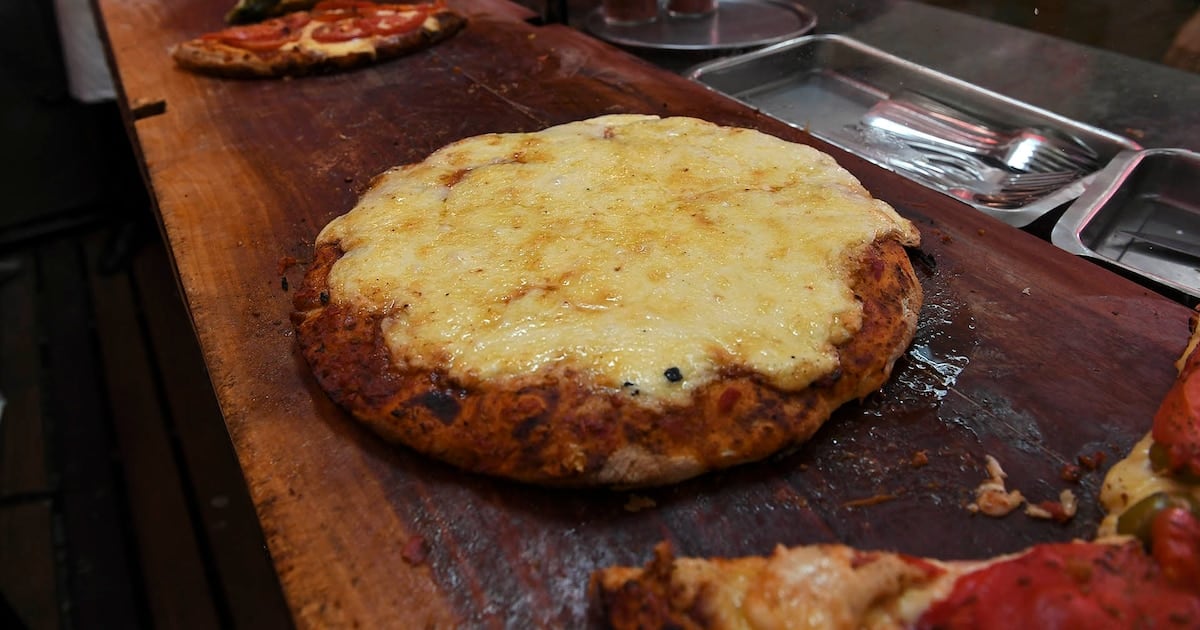 Una visita a Güerrín: la cuenta de pizza, fainá y cerveza que se redujo a $51.390 con el pago en efectivo