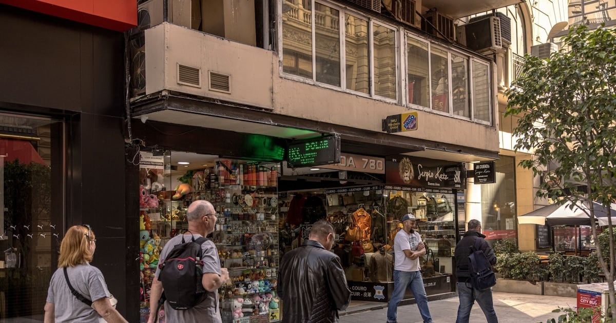 Dólar sin cambios en la pizarra del Nación y en el blue, mientras el mayorista retrocede cincuenta centavos
