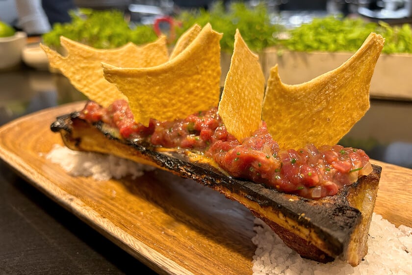 Barra Baja, el rincón de Sevilla donde el steak tartar se apoya sobre un hueso de tuétano caliente