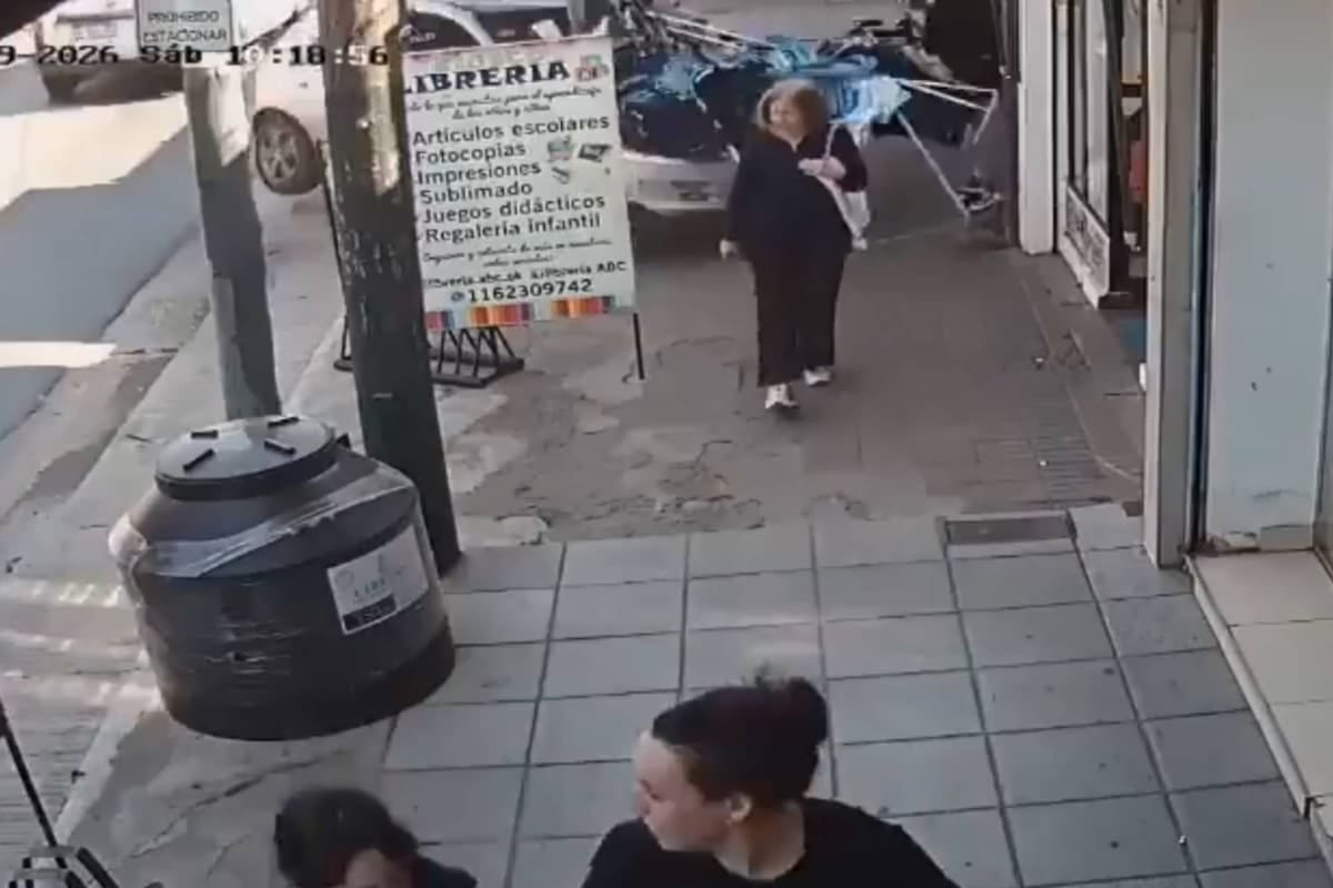 Una joven fue embestida por un auto que terminó dentro de un local de ropa en Almirante Brown