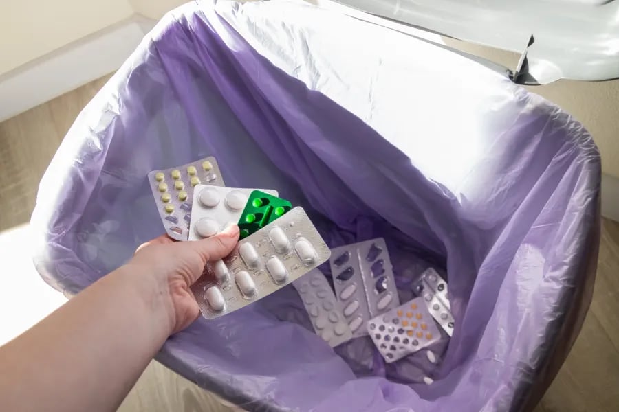 Después de encontrar medicamentos vencidos mezclados con la basura en pleno centro de Neuquén, el municipio salió a recordar dónde llevarlos para descartarlos sin riesgos