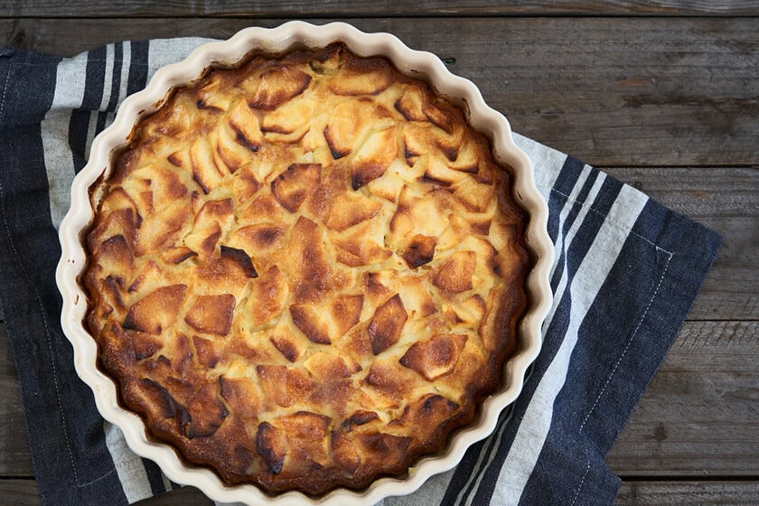 Manzana en la masa y en la superficie: una tarta que se resuelve en media hora de horno