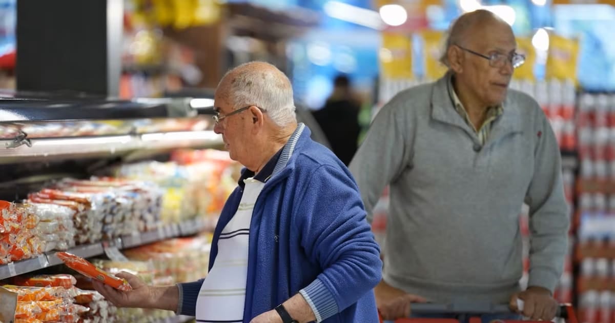 Compras de octubre para jubilados: cómo se combinan descuentos en supermercados y reintegros bancarios con la tarjeta de ANSES