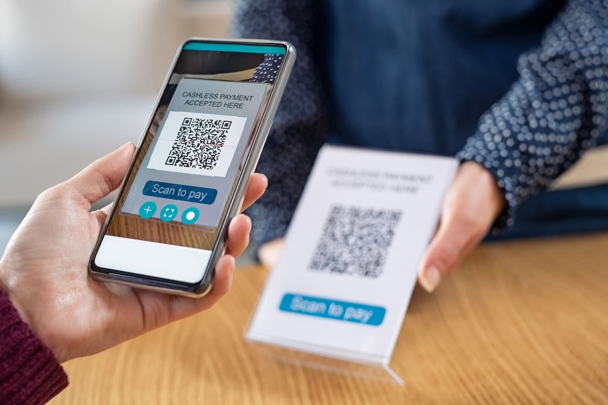 Los pagos por QR se imponen y le quitan terreno al efectivo y al plástico