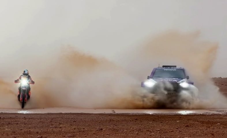 Cavigliasso y Pertegarini se prueban la Hilux grande en las dunas de Marruecos