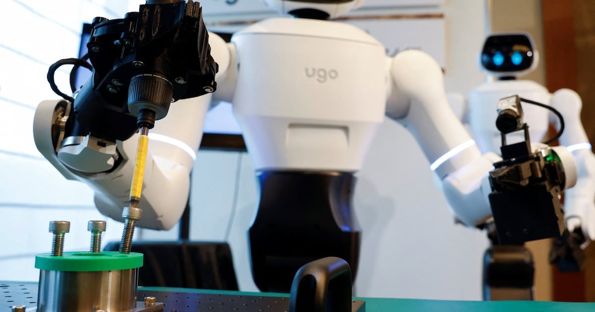 Un hospital de Nagoya puso a prueba un robot con IA como guía y asistente del comedor