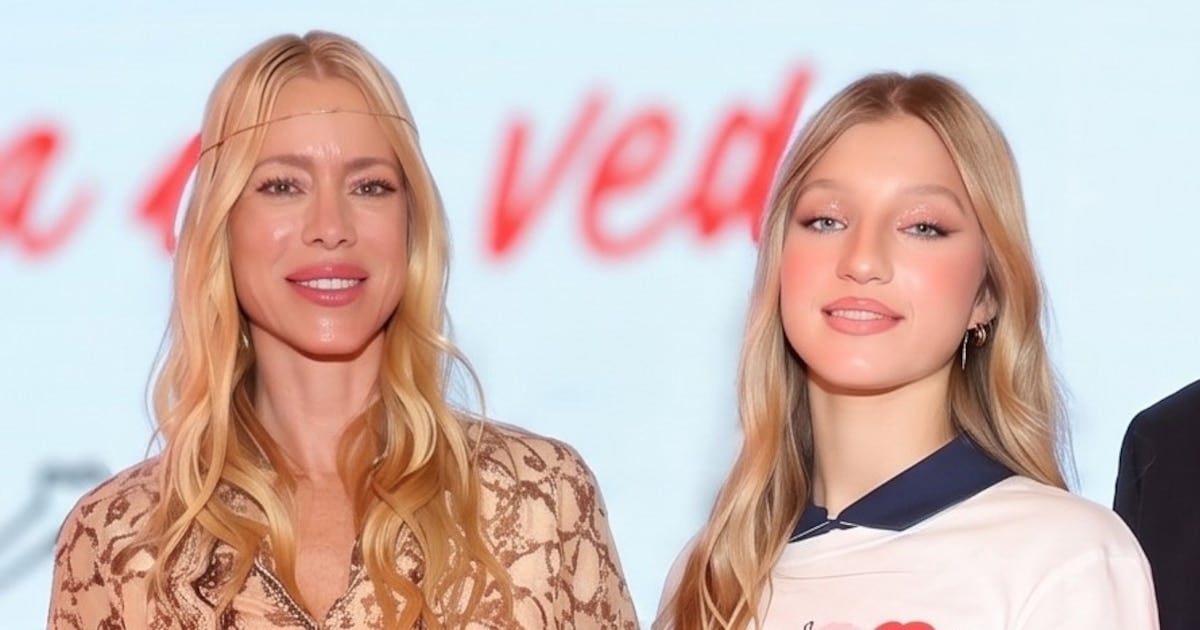 Allegra Cubero pisó fuerte en la pasarela con su madre Nicole Neumann como primera espectadora
