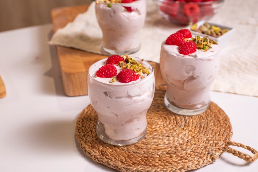 Mousse de frambuesas sin huevo: una receta rápida que pide tiempo de heladera antes de llegar a la mesa