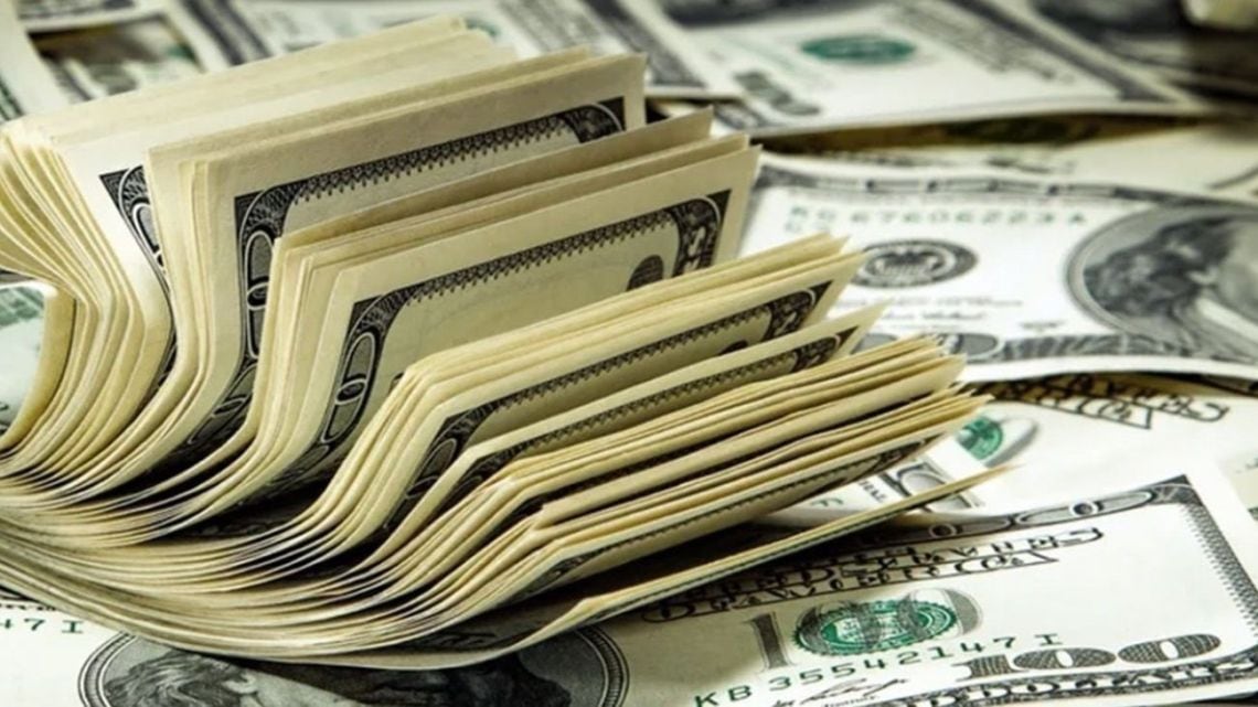 El blue cedió cinco pesos y se alineó debajo de la pizarra oficial del Nación