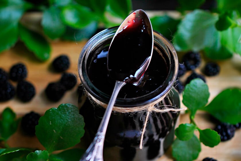 Mermelada casera de moras silvestres: la receta que combina la fruta con manzana rallada y el toque ácido del limón