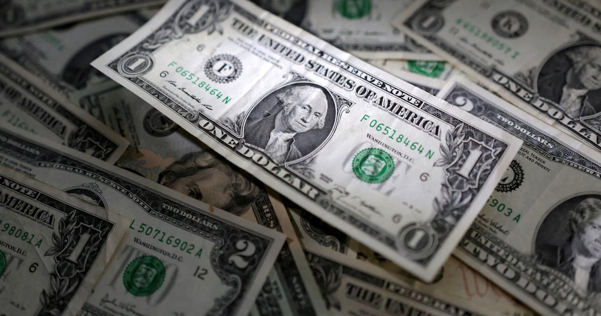 El dólar retrocedió cinco pesos en el Banco Nación y quedó en $1.540, mientras el blue cerró la semana sin cambios
