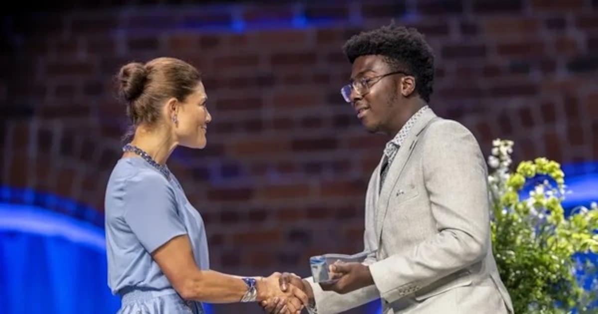 Un chico de 17 años construyó un robot que recoge plástico del agua con ayuda de un líquido magnético y ganó un premio internacional