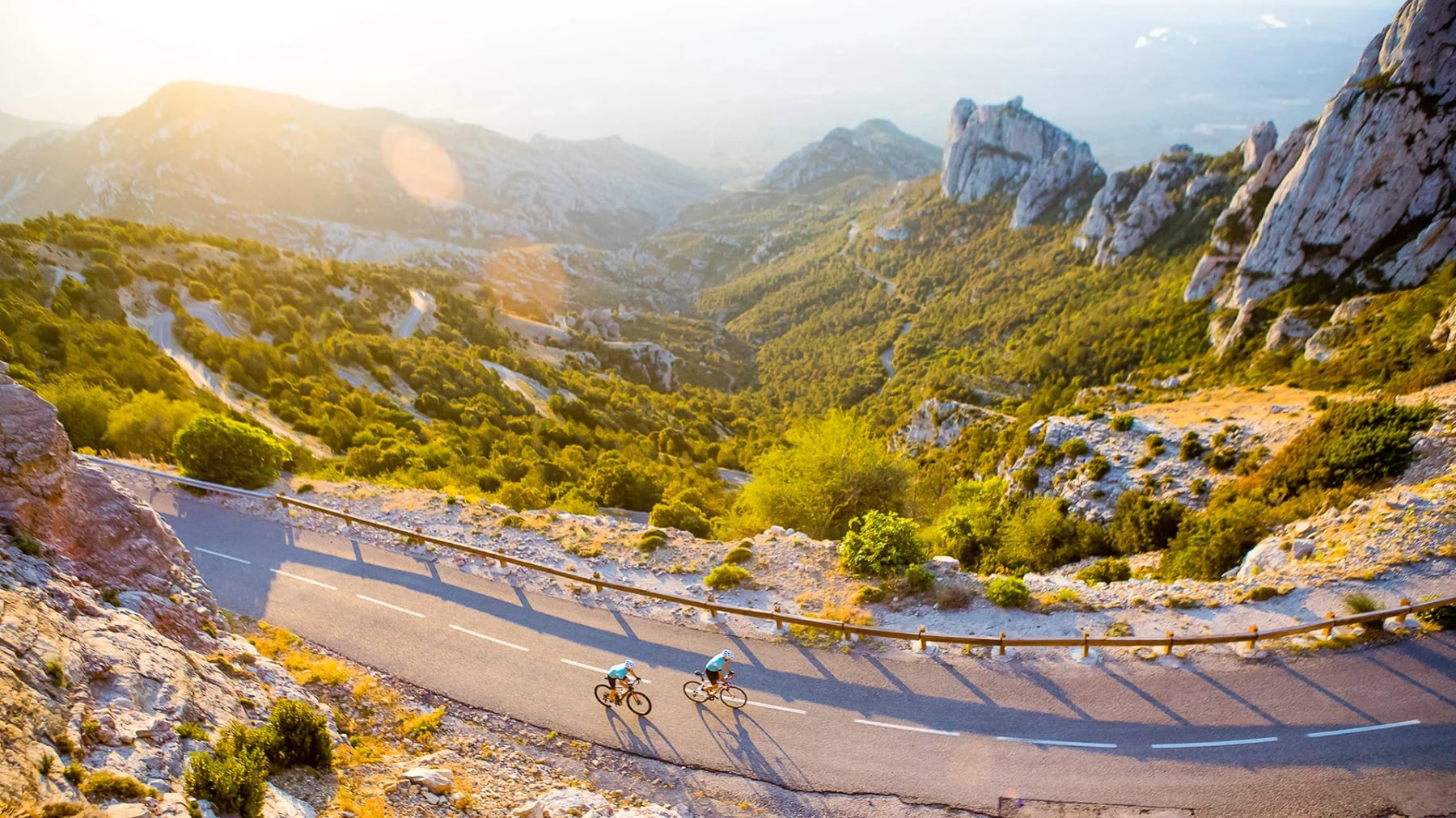 Dos mil kilómetros para recorrer Cataluña sin apuro: la ruta que une el mar, los monasterios y la alta montaña