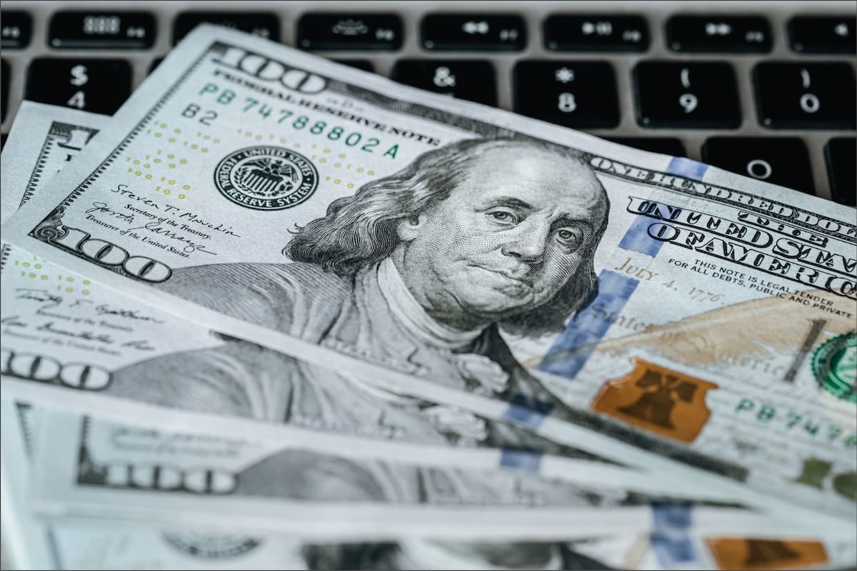 Dólar quieto el domingo: el oficial se sostiene en 1540 pesos y el blue roza los 1560