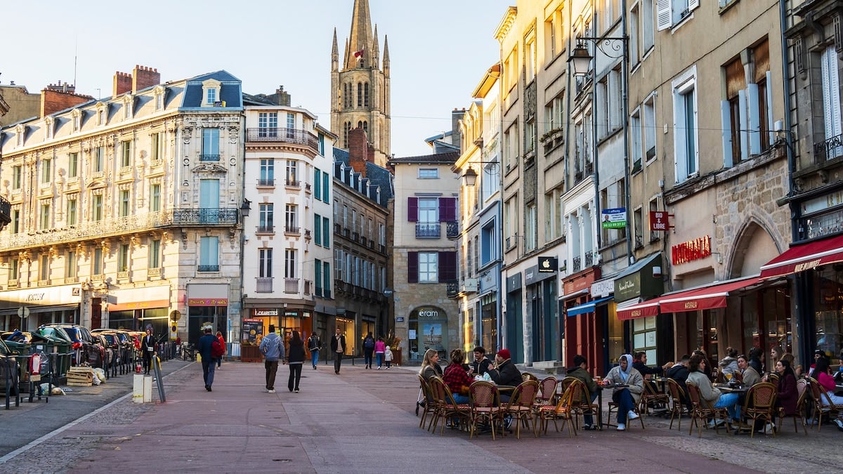 Limoges, la ciudad donde el fuego aprende a dibujar sobre metal y porcelana