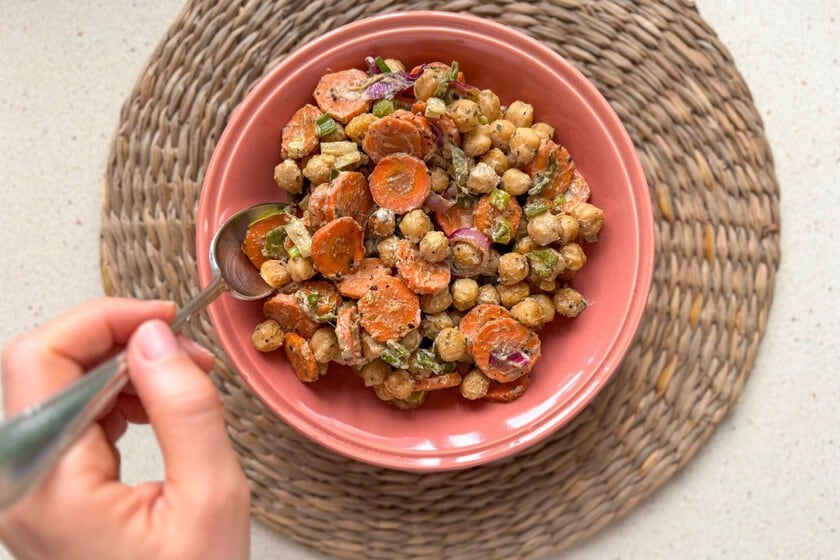 Garbanzos al horno con tahini: una ensalada templada que se arma en una sola fuente y se resuelve con lo que hay en la alacena