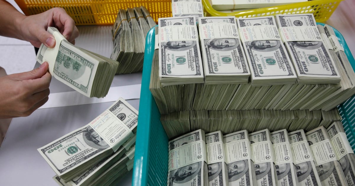 El dólar blue se alineó con la pizarra del Nación y retrocedió hasta los 1.545 pesos en la rueda del lunes