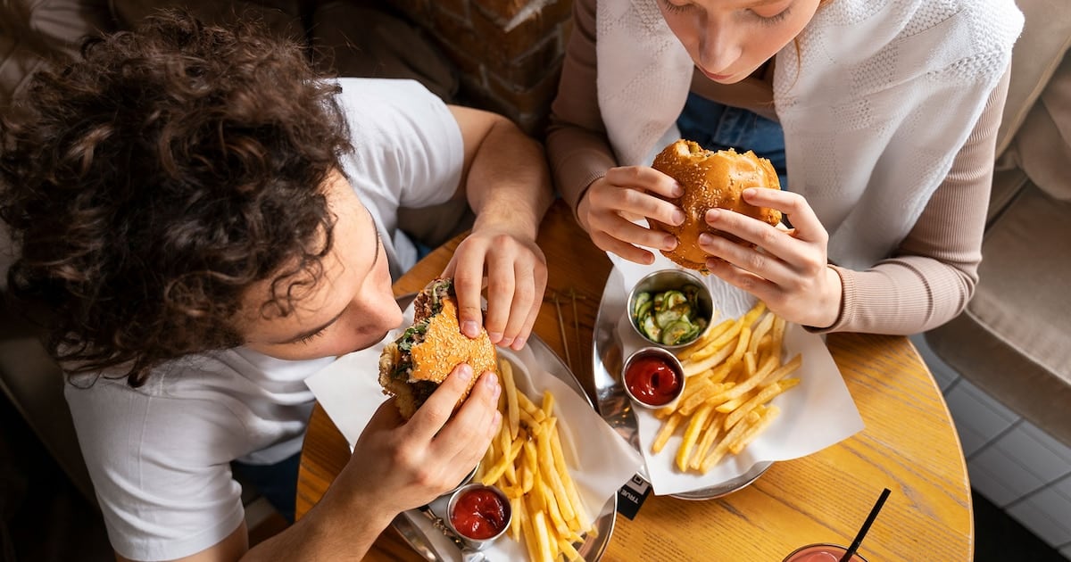 Dos almuerzos iguales en la etiqueta, distintos en el cuerpo: lo que reveló un ensayo con 57 adultos