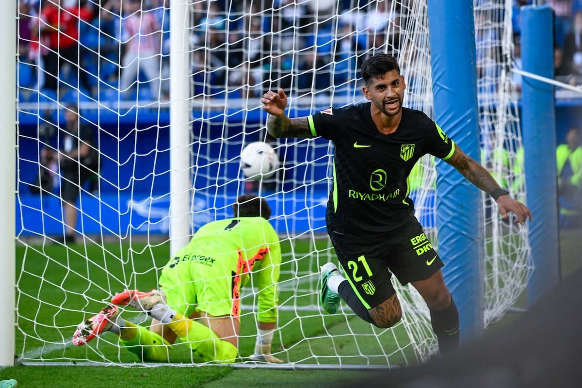 Cuti Romero apareció como nueve y Atlético se llevó un triunfazo de Mendizorroza