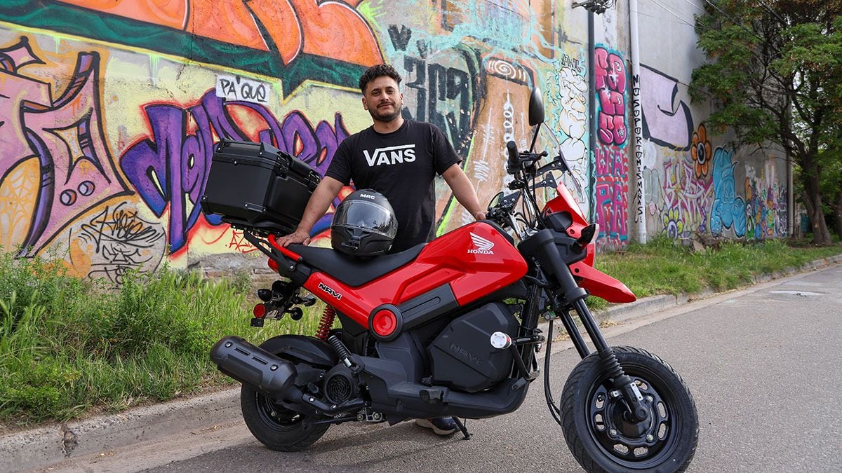 A los 40, cierra el taller y se va en una Honda Navi desde Neuquén hasta Alaska