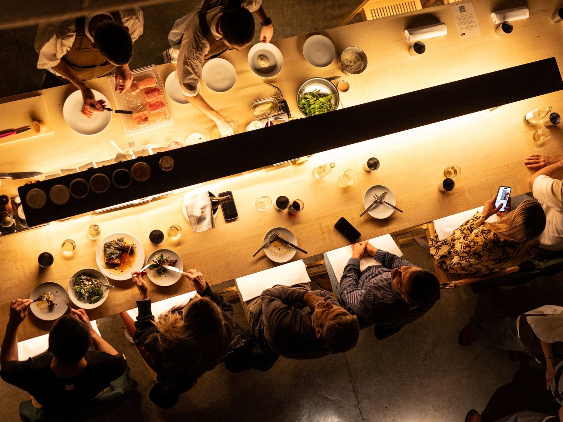 La nueva mesa porteña: menos plato, más foto y el celular como quinto comensal