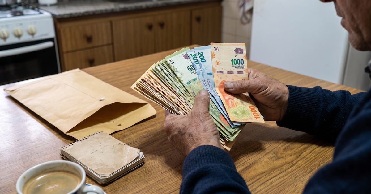 La deuda de las familias trepó a 101,9 billones de pesos en agosto y la mora ya alcanza a uno de cada cuatro deudores