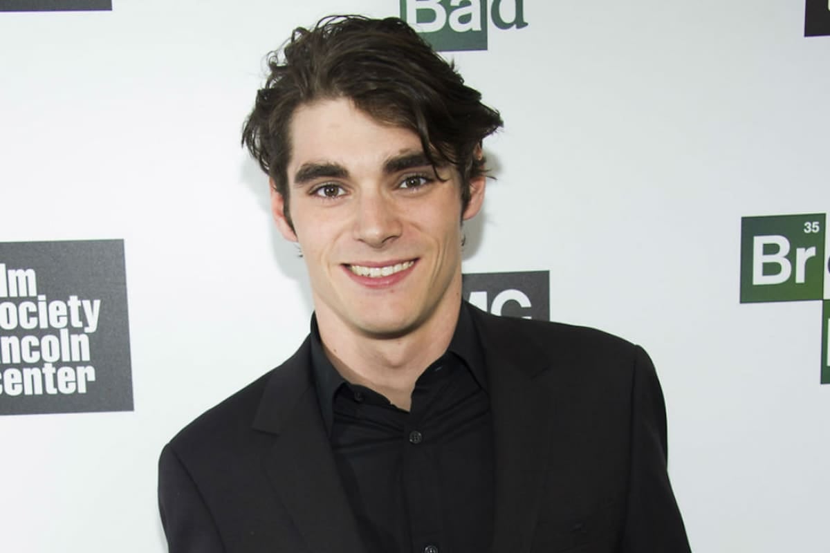 Adiós a RJ Mitte: el rostro sereno que convirtió la parálisis cerebral en bandera de lucha