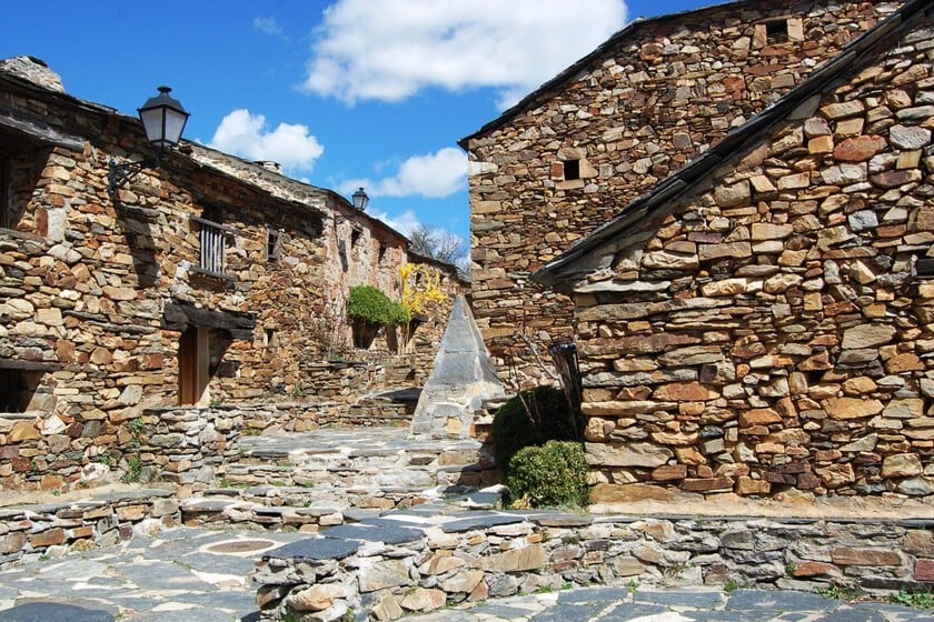 Umbralejo, el caserío de pizarra y cuarcita que el Estado español revivió tras el desamparo serrano