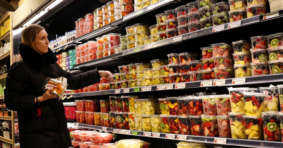 El combustible vuelve a empujar la inflación en Estados Unidos y se siente en las góndolas