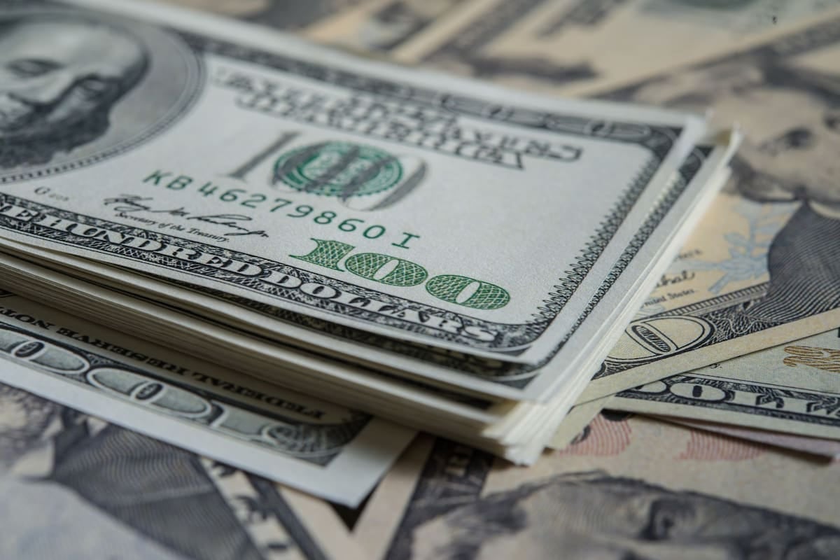 El techo cambiario de noviembre queda a casi $1.989 y el mayorista sigue lejos de ese límite