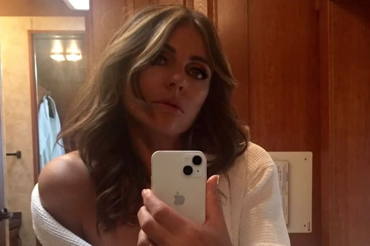Hurley volvió al set con aroma a flores y un anillo que ya es noticia