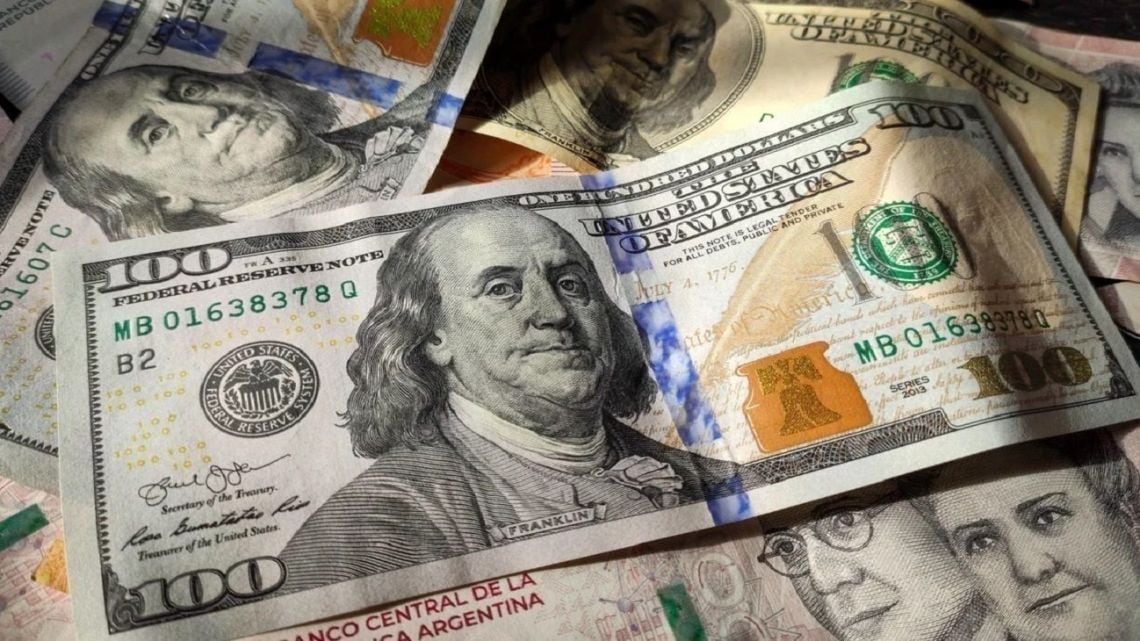 El blue cedió cinco pesos y quedó a apenas quince del dólar que cobra el Nación