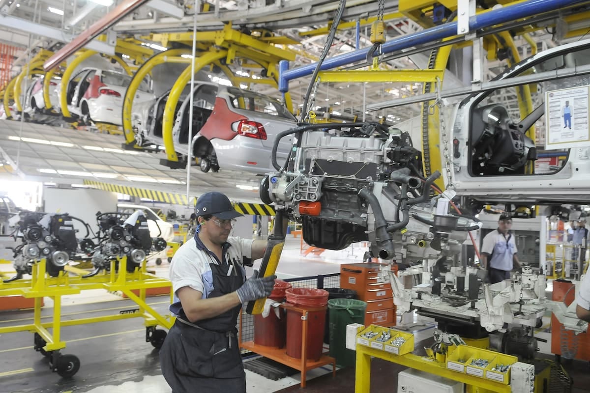 La industria volvió a funcionar en agosto por debajo del piso del año pasado y dejó más del 40% de la capacidad ociosa