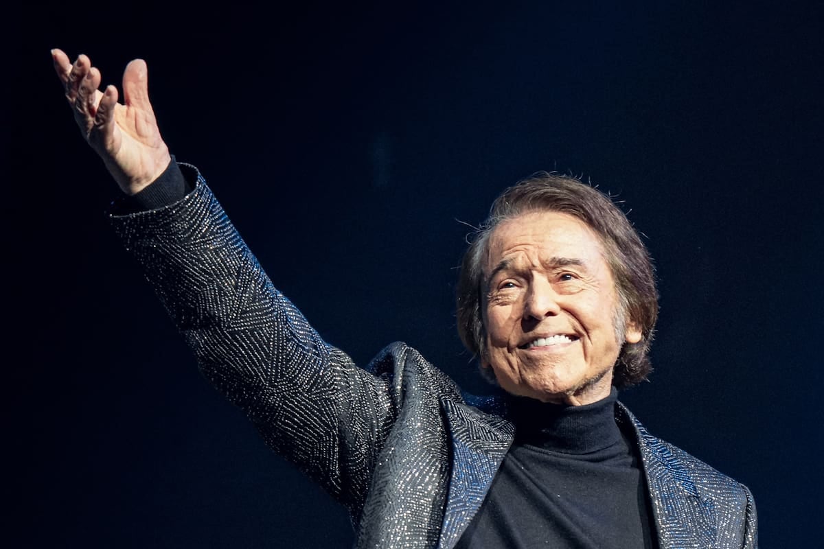 Raphael vuelve al Gran Rex con su archivo sentimental y la sombra luminosa de una serie que cuenta su vida