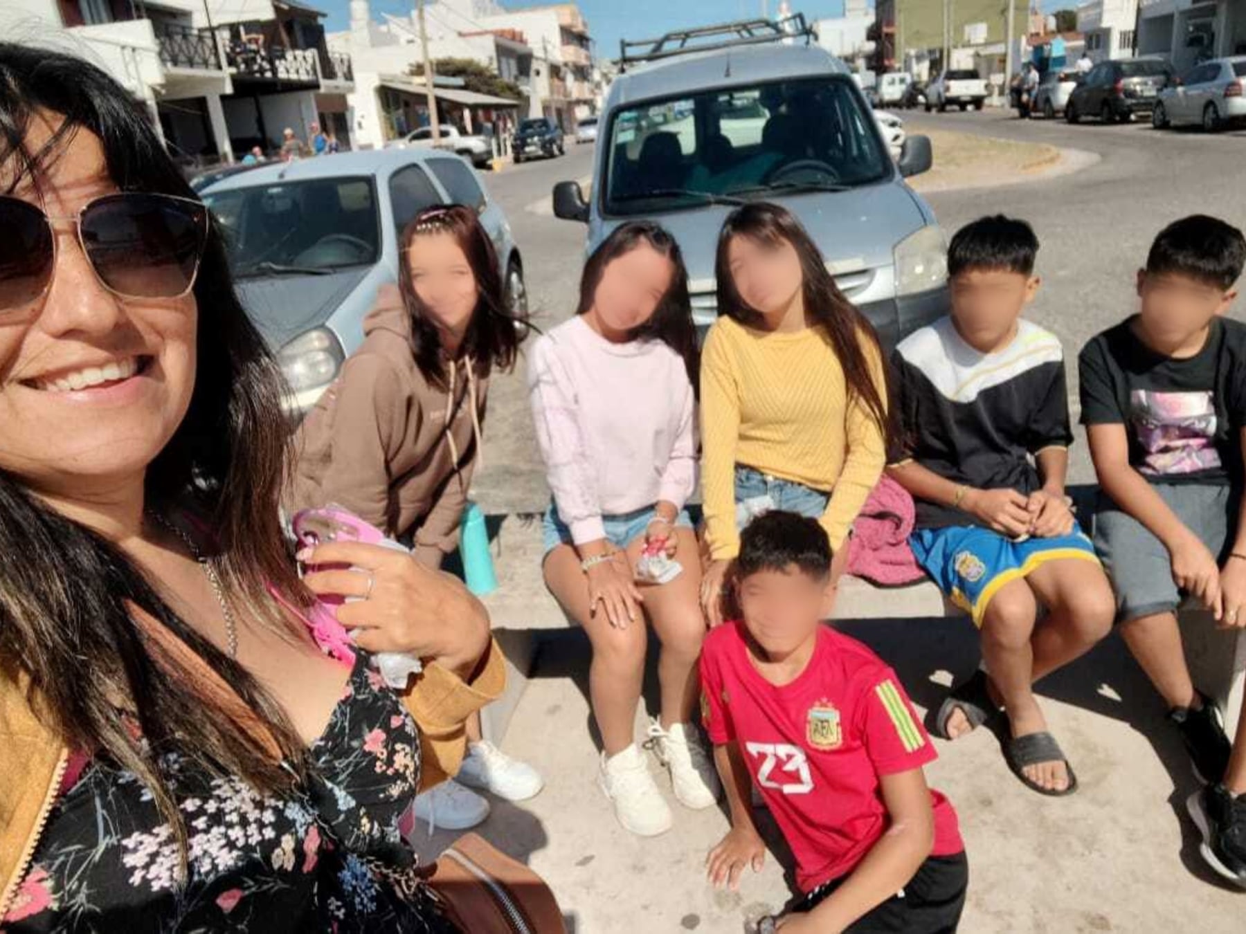 De dos a nueve en casa: la maestra que adoptó a seis hermanos y llegó a la familia grande que siempre soñó