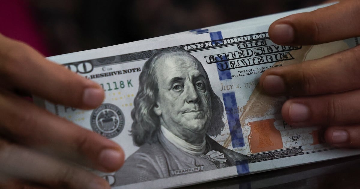 El peso corrió detrás de los precios: la cotización de la divisa cerró en 1.535 pesos y la diferencia con la inflación ya roza los 24 puntos