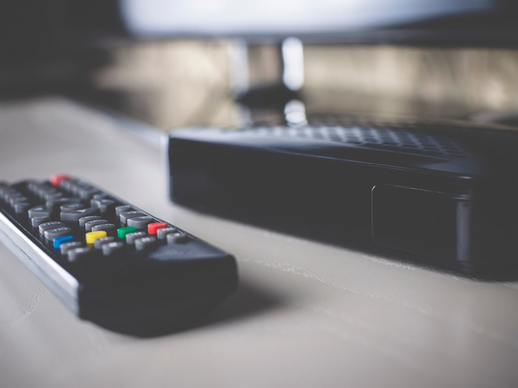 Esa TV box barata que compraste en la feria puede estar espiándote antes de que la enciendas