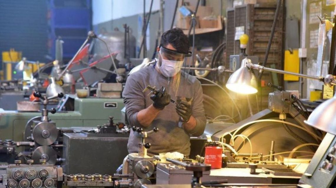 La fábrica que se apaga: alarma industrial por capacidad ociosa, presión importadora y empleo que se va a la changa