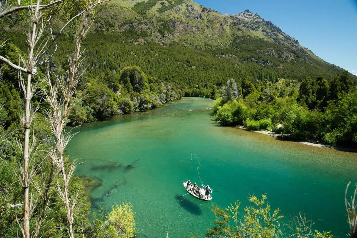 Neuquén destapó la temporada de pesca: arrancó la venta de permisos y los valores ya están en la calle