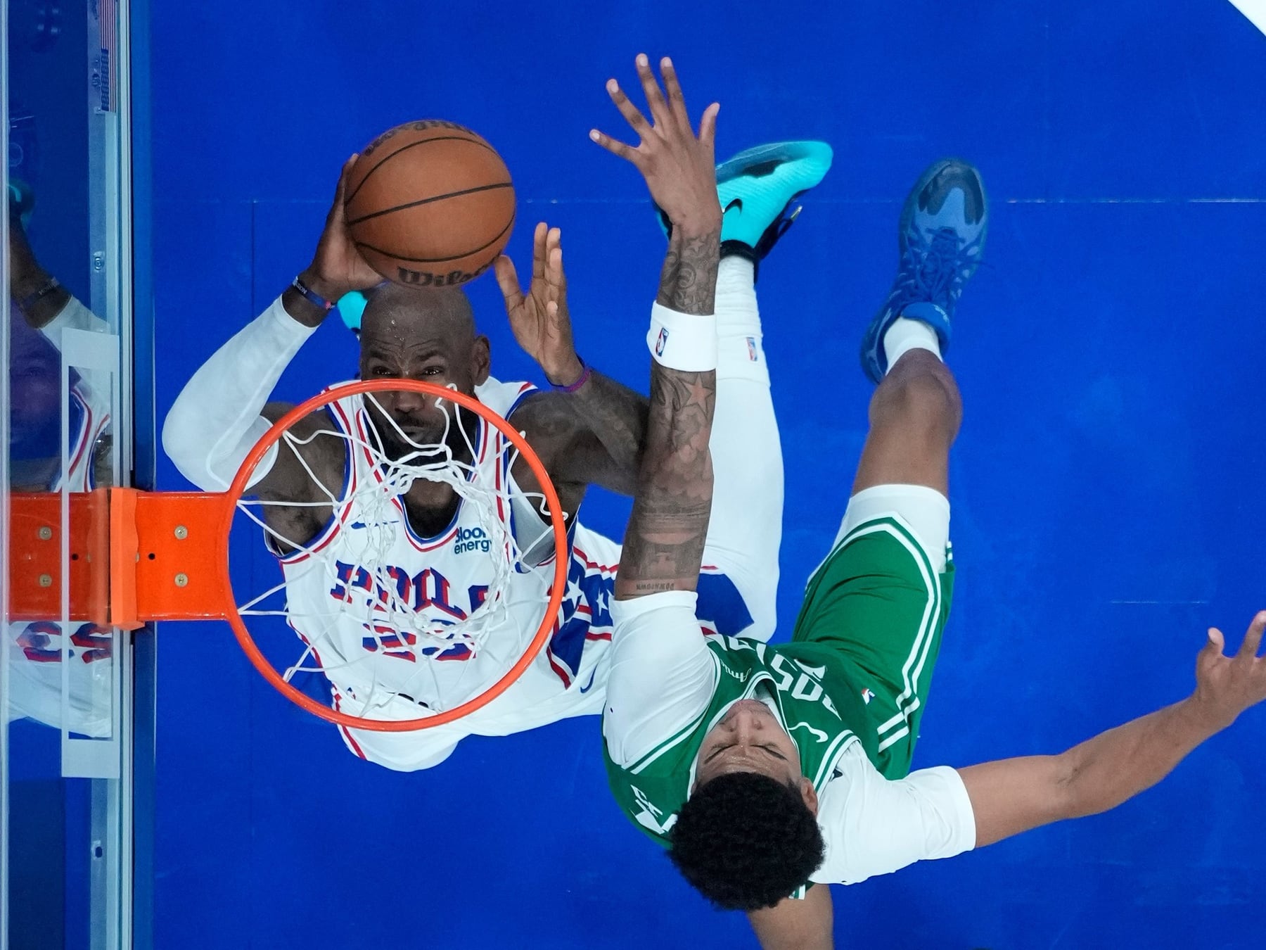 LeBron cambió California por Filadelfia, se puso la camiseta de los Sixers y la rompió con un alley-oop a lo bestia